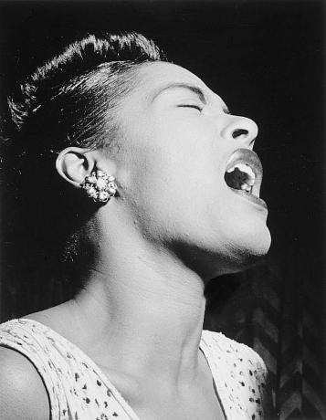Billie Holiday laulaa, mustavalkoinen valokuva.