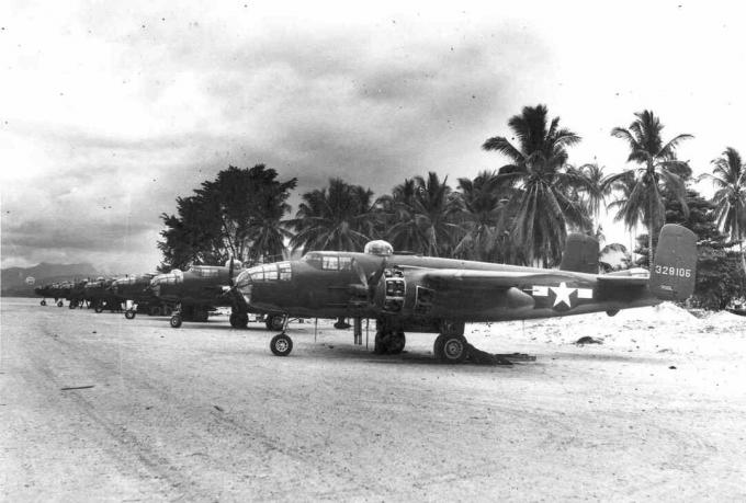 B-25-pommittajat rivissä kiitotielle eteläisellä Tyynellämerellä.