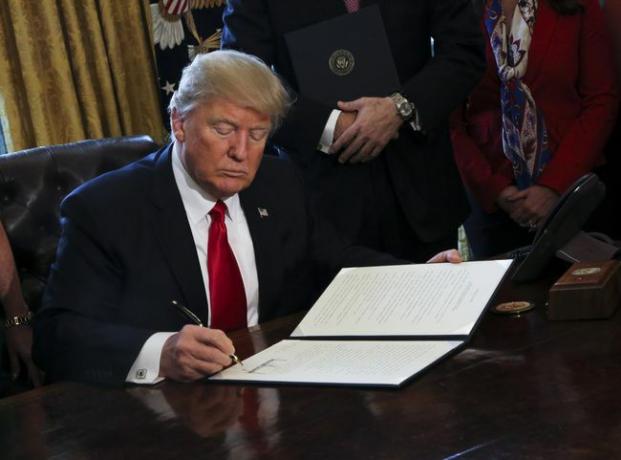 Yhdysvaltain presidentti Donald Trump allekirjoittaa toimeenpanomääräykset, mukaan lukien määräyksen Dodd-Frank Wall Streetin tarkistamisesta Obaman aikakauden rahoitussäännösten kumoamiseksi.