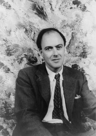Muotokuva Roald Dahl, yllään solmio ja takki
