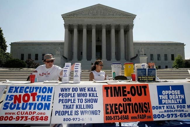 Aktivistit osallistuvat kuolemanrangaistuksen vastaiseen vartiointiin Yhdysvaltain korkeimman oikeuden edessä 1. heinäkuuta 2008 Washington DC: ssä.