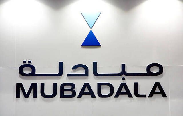 Mubadala Development Co: n logo on esillä heidän messukeskuksessaan Singaporessa Singaporessa