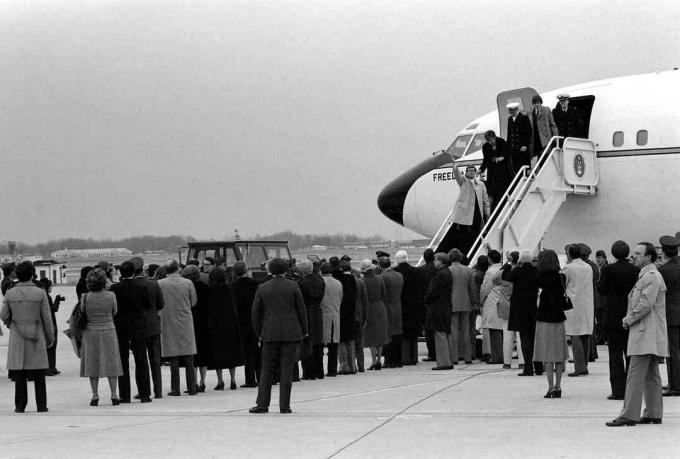 Vapautetut amerikkalaiset panttivangit poistuvat ilmavoimien VC-137 Stratoliner-lentokoneesta Freedom One saapuessaan tukikohtaan 27. tammikuuta 1981